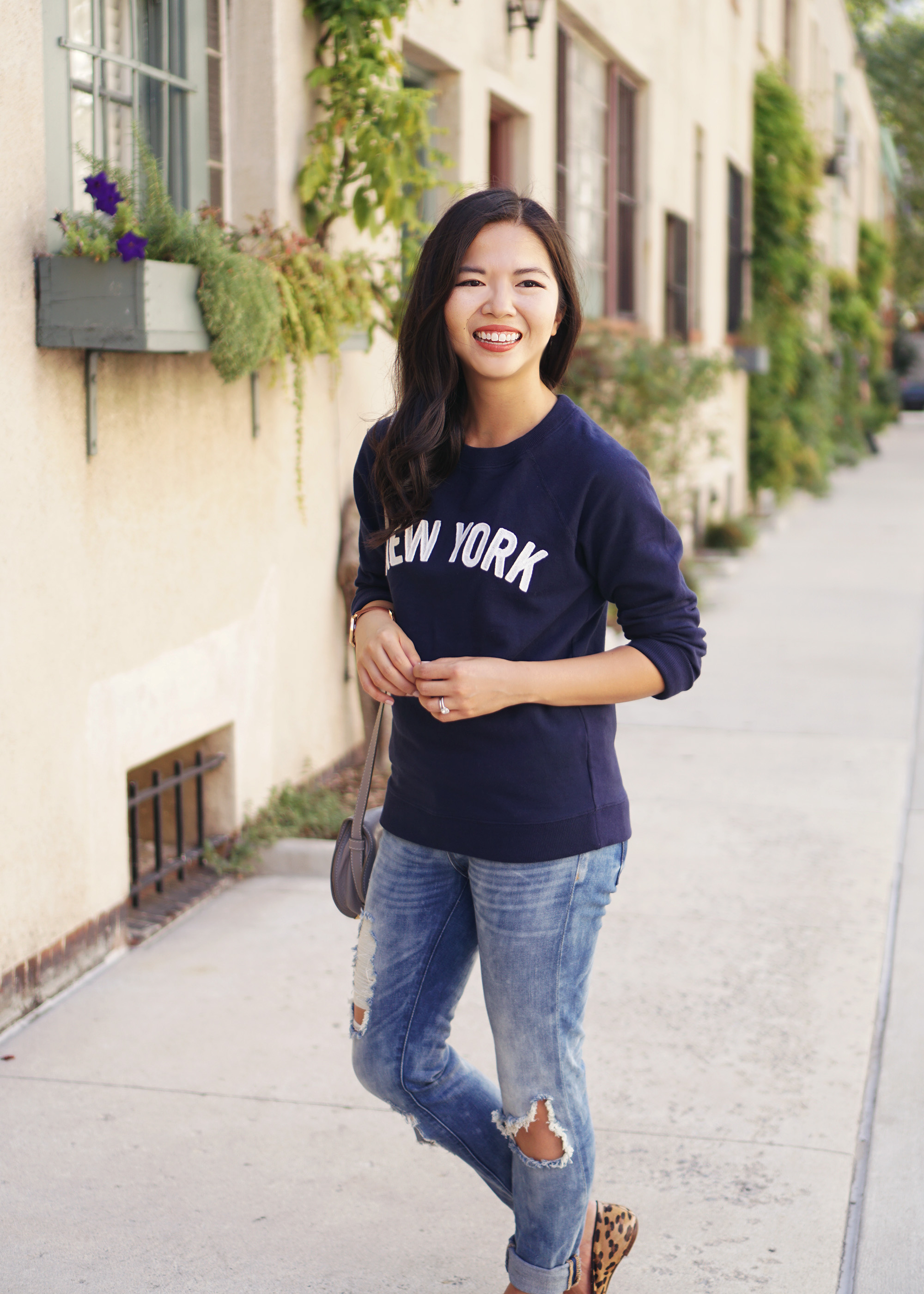 Fall Style / New York Graphic Sweatshirt & Ripped Jeans