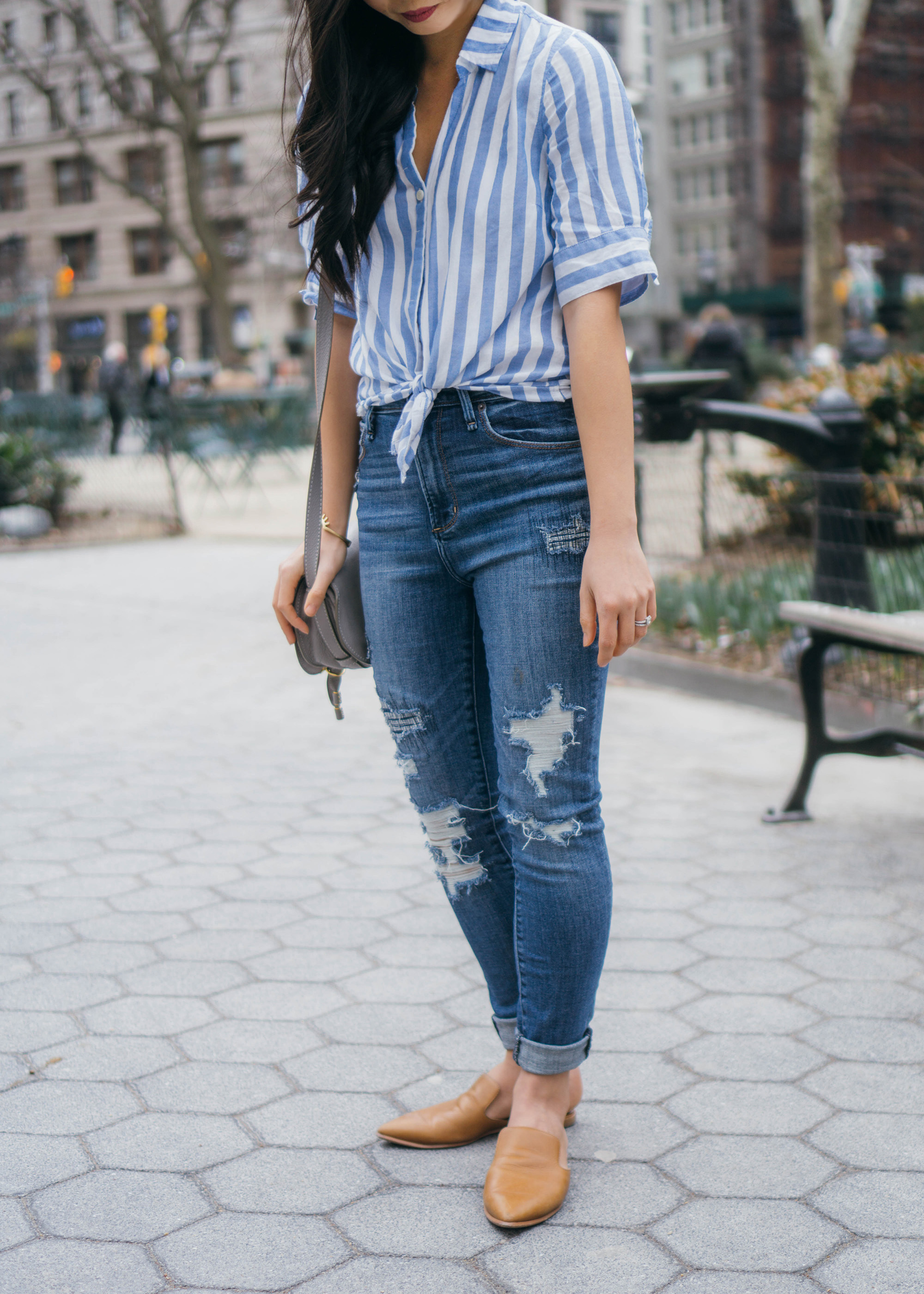 Casual Outfit Inspiration / Striped Short Sleeve Shirt & Ripped Jeans